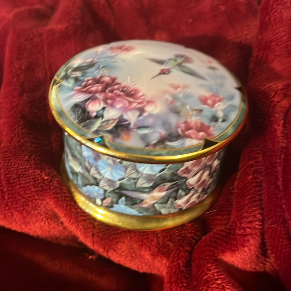 Anna’s Lena Liu hummingbird music box